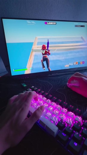 chill solobuild #realcreator #solobuild #handcam #fortniteclips #keyboard
