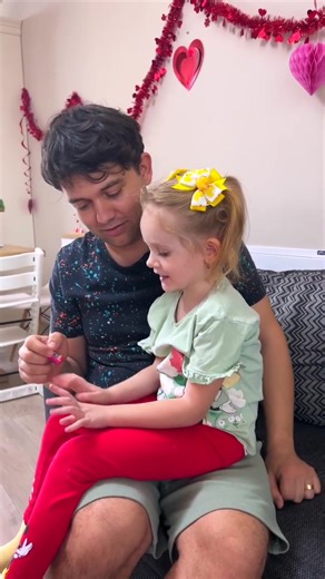 💖 Tati îi făcea manichiura…e prea cute! :: #cocoschristina #cocosfelix #cocoscarolina #cocolix #creatorsearchinsights