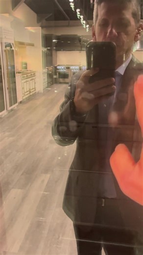 Knock twice to illuminate the refrigerator's interior, and knock again to turn it off. Why is this feature a game-changer? 1. Energy Efficiency: Reduce energy consumption by quickly checking what's inside without fully opening the door. 2. Food Preservation: Maintain optimal temperature and freshness levels by minimizing cold air loss. 3. Convenience: Find what you need in seconds, saving you time and hassle during meal prep. 4. Style Meets Function: A touch of modern elegance to elevate your ki