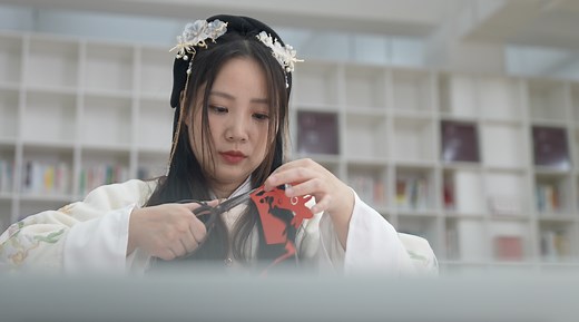 Young paper-cutting inheritor tells stories with scissors