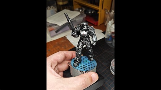 辐射T60装甲 我发现这个太适合用tmm涂装了(其实是想偷懒) 哈哈哈tmm半小时就差不多了 因为全身装甲也不需要遮盖 打算再做个底座就完工啦