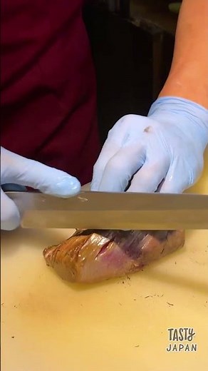 【火力も肉厚もレベチ】一瞬で焼き上げる！豪快すぎる「カツオの藁焼き」 / Straw-seared Skipjack Tuna