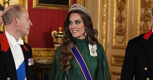 Après des semaines d'apparitions avec ses cheveux détachés, Kate Middleton se réapproprie le chignon royal