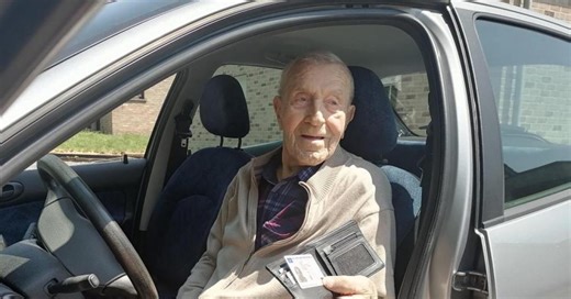 À 102 ans, Jozef n’a toujours pas renoncé au volant de sa voiture et comptabilise plus de 4,1 millions de kilomètres : « Je n’ai jamais été flashé »