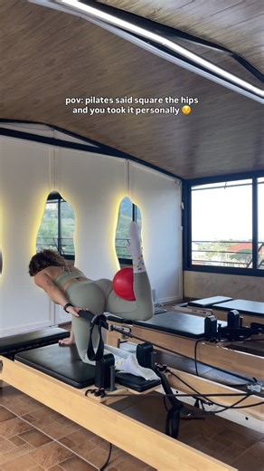Pilates with Périine 🤸🏼‍♀️ on Instagram: "Squaring the hips isn’t just a Pilates cue, it’s what keeps the work where it belongs. It helps stabilize the pelvis, protects your lower back, and makes sure your core and glutes are actually doing the job. Yes, it makes the move harder. But i’m here for it ☺️ Performed on a Yellow Spring 💛 #Pilates #reformerpilates #pilatesinstructor"
