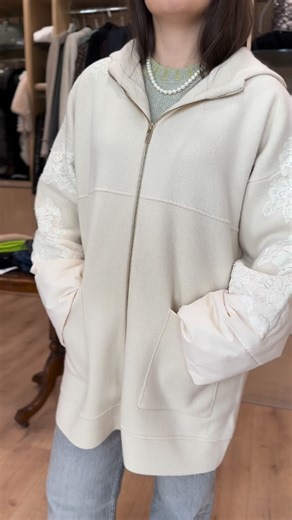 Ilia Boutique on Instagram: "Un assaggio di primavera, con l’eleganza dell’inverno 🌸🤍 La stagione cambia, ma lo stile resta. Scopri la magia della collezione invernale con un’esclusiva proposta @blugirlofficial al -50% ✨ Capi chic, raffinati e senza tempo, perfetti da indossare oggi e da portare con te verso la nuova stagione. E c’è di più 💫 Porta con te l’amica del cuore: insieme riceverete in omaggio un fantastico aperitivo nel cuore del centro storico di Chianciano Terme 🥂🧁 Moda, emozion