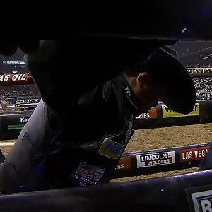 🇧🇷 Robson Palermo rides Alligator Arms for an 87 tie round win in the 2016 PBR Built Ford Tough Series in Round 1 in New York City. #reels #bullrider #rodeo #sport #farm | Bull Riders