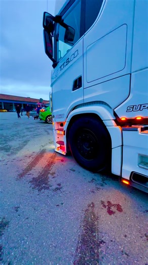 Da Silva on Instagram: "Amazing SCANIA TEAM T.T.S.CO 3° Raduno Truck al Marcà di Rosolina (RO) Motori accesi e camion protagonisti 🔥🚛 Camion veri, passione diesel e truck life, in una splendida atmosfera natalizia. Mezzi personalizzati, motori potenti e appassionati hanno reso questo truck show un evento speciale. Un grande grazie al Team Bagatella per l’organizzazione e per aver creato un appuntamento che unisce camionisti, famiglie e veri amanti dei motori. In esposizione camion di tutte le