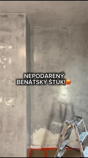 Toto je výsledok, keď sa benátsky štuk robí lacno a bez skúseností. Povrch je nerovný, bez lesku a zákazníci sú pochopiteľne nespokojní. V takýchto prípadoch musia ísť všetky steny kompletne nanovo – Kde chcú zákaznici aplikovať už uplne iný štýl benátskeho štuku. Poznám veľa prípadov, kde sa ľudia snažili ušetriť… a nakoniec zaplatili dvakrát. Preto vždy odporúčam – investujte do kvality hneď na začiatku. Ušetrí vám to peniaze, čas aj nervy. #fyp #benatskystuk #anwalls