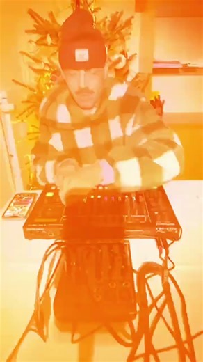 Throwback beat for my ride-or-dies 🎄🔥 New magic coming… #holidayswithshorts