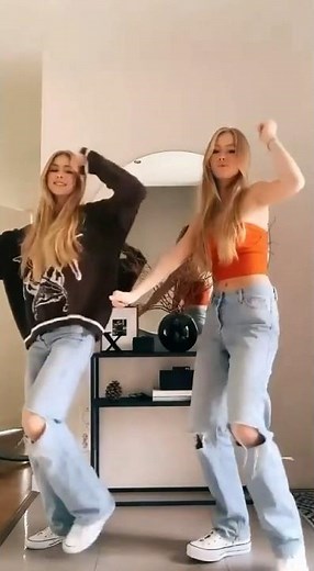 TikTok Dance Trend - Iza and Elle #twins