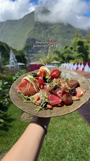 Alix | Booty Sculpt Coach 🍑 on Instagram: "environ 140g de protéines 🦾 quand je suis en vacances je ne traque pas ce que je mange seulement mes protéines approximativement et je les calcule souvent à la baisse au cas où 🙈 Tous mes compléments viennent de chez @lifeprofrance (c0de: « ALIX10 ») en plus d’entre hyper quali ils sont incroyables niveau goût 😍 Petit rappel l’idée ce n’est pas d’être parfaite mais cohérente sur la durée même en vacances, et la nutrition ne devrait pas être source d