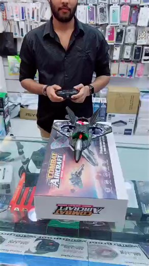 ✈️ Avion Drone Lumineux – Sensations Fortes et Plaisir Garanti ! Plongez dans l’univers du pilotage avec cet avion drone au design futuriste, équipé de lumières LED colorées pour des vols spectaculaires de jour comme de nuit. Facile à contrôler grâce à sa télécommande intuitive, il offre stabilité, vitesse et acrobaties aériennes impressionnantes. Fabriqué en mousse légère et résistante, il allie sécurité et performance pour petits et grands pilotes. 🌟 Un jouet volant captivant pour vivre l’émo