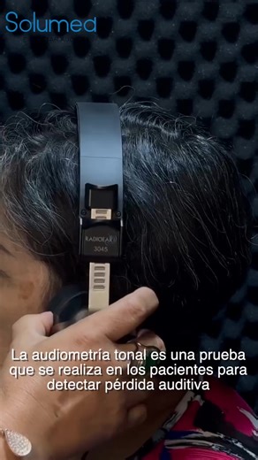 ¿Qué es una audiometría y cómo se realiza? 🎧 ✨ La audiometría tonal es una prueba esencial para detectar la pérdida auditiva en pacientes. Este examen se lleva a cabo en un entorno controlado, específicamente en una cabina sonoamortiguada, diseñada para minimizar el ruido externo y garantizar resultados precisos. Proceso de la Audiometría: ✅ Preparación: El paciente se sienta en la cabina y se le colocan unos auriculares conectados a un equipo especializado. ✅ Prueba: Durante la prueba, se emit