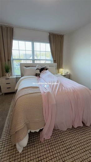 ❄️cool to the touchhh❄️ this is the king size & the material is rayon derived from bamboo - it’s