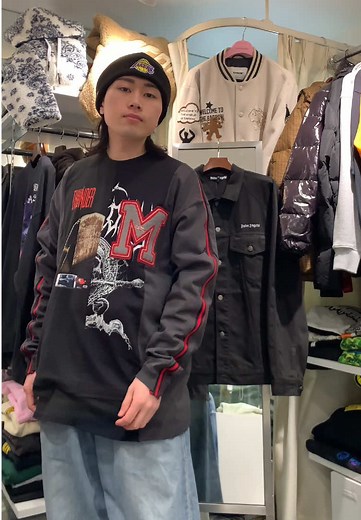 珍しいアシンメトリーのTシャツ❣️#アシンメトリー #アシンメトリーtシャツ #おすすめ #おすすめにのりたい #バズれ #fyp #selectshop #セレクトショップ #セレクトショップRich #新宿 #歌舞伎町 #深夜に買える洋服屋