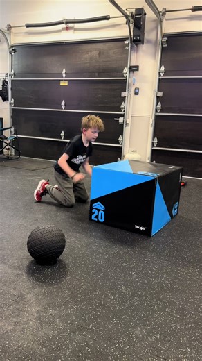 Dead stop explosion⚡ We start from a tall kneeling position — no steps, no momentum, no cheating. Athletes must violently extend the hips, pop to the feet, and immediately transition into a vertical box jump. This trains⤵️ ✅ Explosive hip extension ✅ Rate of force development (how FAST you can produce force) ✅ Core stability & body control ✅ Proper landing mechanics