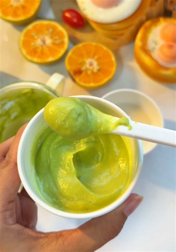 🥑 อะโวคาโด ผลไม้ไขมันดีสำหรับสมองลูกน้อย 👶🏻🧠✨ รู้ไหมคะว่า อะโวคาโด เป็นผลไม้ที่มี ไขมันดี (Omega 9) สูง ช่วยเสริมพัฒนาการสมองและระบบประสาทของลูก แถมยังอุดมไปด้วย ✅ วิตามิน E – บำรุงผิวและภูมิคุ้มกัน ✅ โพแทสเซียม – ช่วยการทำงานของกล้ามเนื้อ ✅ ใยอาหาร – ช่วยให้ขับถ่ายดี ไม่ท้องผูก เนื้ออะโวคาโดเนียนุ่ม ปั่นละเอียด ทานง่าย ราดด้วยนมแม่ / นมที่ลูกทานประจำ 👉 เพิ่มพลังงานดี เหมาะกับเด็กวัยเริ่มอาหารเสริม 👉 อิ่มนาน ได้ไขมันดีแบบไม่ต้องปรุงรส 📌 เมนูนี้เหมาะมากสำหรับเด็กที่ต้องการน้ำหนักดี สมองดีแ