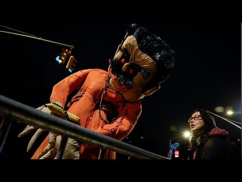 Venezolanos esperan segunda audiencia de Maduro afuera de la corte de Manhattan | Noticias Telemundo