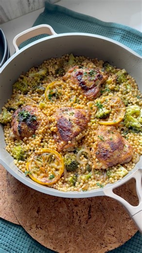 One Pan Lemon Chicken Broccoli Couscous 🍋🍗🥦https://hungryhappens.net/one-pan-lemon-chicken-broccoli-couscous/ ✨✨Comment RECIPE to receive a link 🔗 in your DMs ✨✨✨ | hungry happens