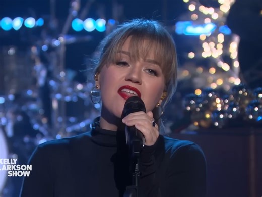 Kelly Clarkson - Underneath the Tree (Kellyoke LIVE) 1080P