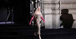 En vidéo, la chute du top Kristen McMenamy sur le podium du défilé Valentino à Paris