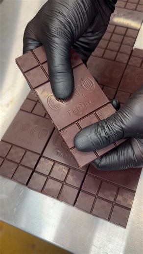 素材を味わう本格タブレットチョコ🍫 Bean to Bar タブレット 1550円 チョレート専門店で作られる究極のチョコタブレットで厳選カカオを使用した贅沢な一枚🍫 口いっぱいに広がるカカオの豊かな香りは最高です！ 🍚店名: coco KYOTO 住所: 京都府京都市中京区西ノ京三条坊町15-3 最寄駅: 西大路御池駅から徒歩3分 営業時間: 月～木10:30〜18:00 金土10:30〜18:30 定休日:火曜日 #京都グルメ#Japanesefood#tiktokfood