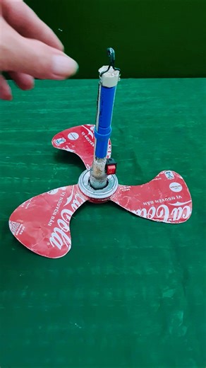 Extremely fast rotation speed of a ceiling fan powered by two very small batteries #ceilingfan