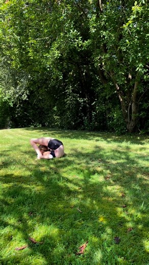 mariathecontortionist on Instagram: "sunny autumn days. 🍁🍂 #contortionist #gymnastics #sportgirl #flexibility #contortion #training #art #bendy #sportmotivation #goviral #autumn #contortiontraining #contortion_post #contortioneveryday #sunny #outside #contortionpractice"