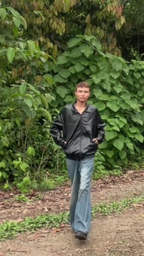 Jungle Runway Walk: Nature and Modeling Combined