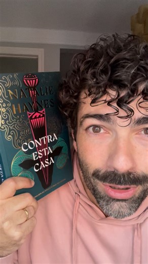 Armando Guilherme on Instagram: "CONTRA ESTA CASA 🐏 Comuns dos mortais, vamos falar das minhas questões de Deuses e de mitos?! Sim!, porque eu comecei e terminei CONTRA ESTA CASA. Num livro com uma maravilhosa, o seu conteúdo é uma surpresa. E uma aventura também. Aqui vamos acompanhar Jasão que quer provar ao seu pai e tio o como corajoso e valente consegue ser. A bordo do Argo, vai partir para trazer a pele de um carneiro de ouro. Como nestas histórias que misturam Deuses, semi-deuses e morta