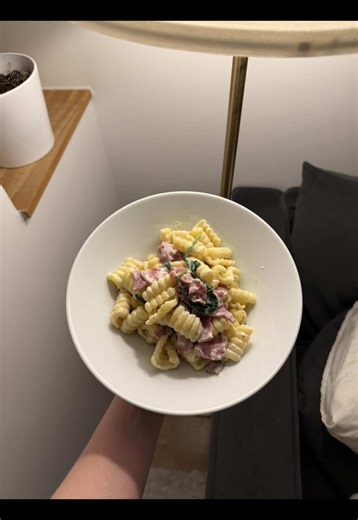 Veckans matlådor blir Kalkonbacon pasta på 6 minuter. Jajjemen😍😍 Ingredienser - Pasta (koktid 6 minuter) - Kalkonbacon - Matlagningsgrädde - Gullök - Créme fraiche parmesan&vitlök - Spenat Glöm inte att följa mig för att inte missa nästa goda recept! Vill du kunna äta mat som detta och gå ner i vikt? Skicka in en ansökan via länken i min bio❤️ #kalorisnålt #matlådorkalorisnålt #matlådorrecept