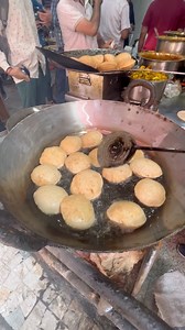 391K views · 7.9K reactions | देहरादून की सबसे फ़ेमस पूरी/कचौड़ी सब्ज़ी के साथ l 100 की 4 पूरी ! 45 साल पुरानी दुकान Dehradun’s famous Poori/Kachori sabzi | Delhi Food Walks | Facebook