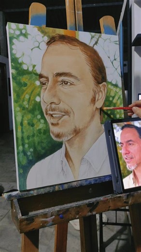 Al empezar a pintar un retrato me gusta primero aplicar capas de grisallas, esto me ayuda a dar volumen y separando las zonas de luz y sombra 👨🏻‍🎨🖌️ 🎨 Así nace un retrato al óleo desde cero 👀 Antes del color… viene la estructura. Empiezo cada retrato con una grisalla, una técnica clásica donde trabajo en tonos monocromáticos para definir luces, sombras y volúmenes. Este paso es clave: aquí construyo el realismo, la profundidad y la expresión del retrato La grisalla me permite entender la f