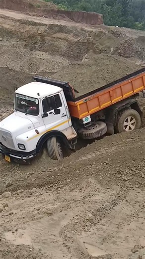 Truck Dangerous Turn Gone Wrong 🚛⚠️
