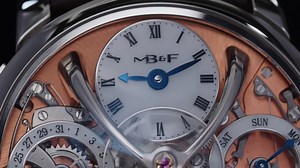 MB&F - Legacy Machine Perpetual Stainless Steel Con Legacy Machine Perpetual, MB&F e l'orologiaio indipendente Stephen McDonnell hanno reinventato una delle complicazioni più complesse dell'orologeria tradizionale: il calendario perpetuo. | Edizioni Complicate Digitali Revolution Italia