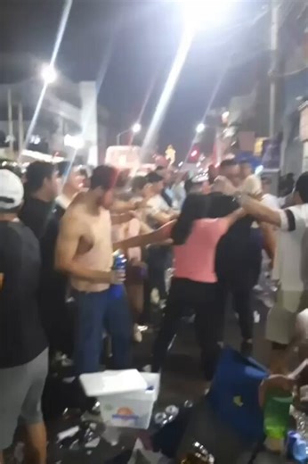 📲 #CirculaEnRedes | Captan pelea campal tras desfile de carros alegóricos en #Méndez; una mujer fue agredida