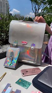 Bắt trend đến trường cùng #FairyBackpack nhé 🖤 💎 #FAIRYBACKPACK đang làm mưa làm gió hot trend 2020 với kiểu balo thời thượng phối hợp cùng chiếc túi nhỏ #TINYFAIRYBAG vừa đeo vai balo vừa đeo chéo cùng tiện lợi ⚙ Size: Cao 35 - ngang 29 - rộng 14.5 ⚙️ Chất liệu: da simili hồng phấn cao cấp, bên trong lót cứng cáp xịn xò được phủ lên 1 lớp vải caro chính phẩm làm điểm nhấn bên trong cho bé iu rất xinh ⚙️ Bé gồm 4 ngăn: 2 ngăn lớn, 1 ngăn dây kéo & 1 ngăn ngoài đựng đồ linh tinh. 🌈 Màu sắc: BL