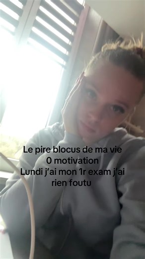 C’est dans ces moments là qu’on regrette d’avoir rien foutu même si ça me donne pas la motivation… #blocus #exam #prt