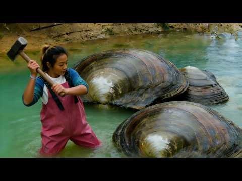 As soon as the girl opened the freshwater pearl clam, her soul was captivated by this dazzling pearl