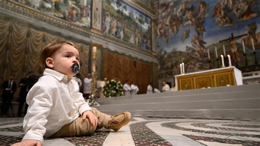 Pope Francis baptises 16 infants in the Sistine Chapel - Vatican News