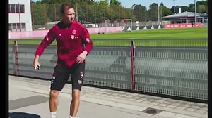 Video: Julian Nagelsmann fährt mit dem Skateboard ins Training