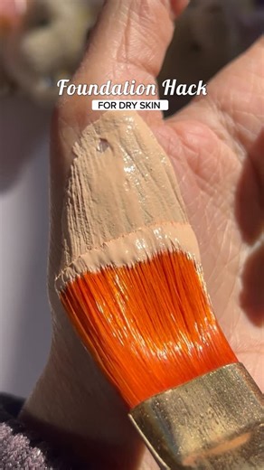 Airblack Beauty Club on Instagram: "✨ Foundation Hack for Dry Skin | Flawless, Hydrated Base Every Time ✨ If you have dry skin and your foundation looks patchy, flaky, or cakey, this hydrating foundation hack will completely change your base makeup. 💧 Dry Skin Foundation Hack (Pro Tip) 🔹 Mix foundation + moisturizer + hydrating primer 🔹 Blend them together before applying to the skin 🔹 Apply with fingers or a damp blender for best results ✨ Why This Hack Works ✔️ Adds instant hydration to dr