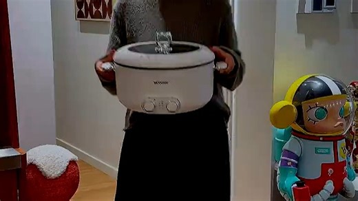 摩动双味电锅型号M680，一机实现涮煮炒菜，省时高效。火锅宴客不需两口锅，上班族也能轻松搞定晚餐，厨房小白也能变大厨！