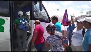 29K views · 397 reactions | #Campeche | AUTOBUSES DEL SUR NO DAN ABASTO PARA USUARIOS DE HAMPOLOL, CHEMBLÁS Y BETHANIA; CIUDADANOS SEÑALAN QUE LA UNIDAD LLEGA A SU MÁXIMA CAPACIDAD. Los usuarios de autobuses del Sur que abordan la unidad hacia Hampolol, Chemblás y Bethania señalan qué el camión qué da el servicio es pequeña, ya que estas llegan y salen del mercado a su máxima capacidad aunque van con clima. | La Barra Noticias | Facebook