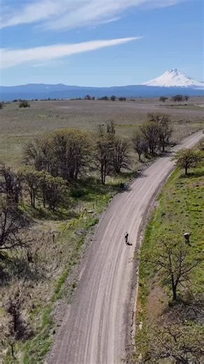 🏞️GORGE GRAVEL - NEW COURSE ALERT📢 The first stop of the #OregonGravelSeries, Gorge Gravel on April 26th presented by @castellicycling, is the perfect early spring event celebrating all riders from beginners to seasoned gravel gurus 🚴‍♀️ The #2026GorgeGravel course will be ALL NEW - exploring a completely new set of trails in an exciting change-up of our routes. This will be the biggest course switch up we‘ve seen in over a decade! 🔄 With a new look and feel, the #GorgeGravel you know and lo