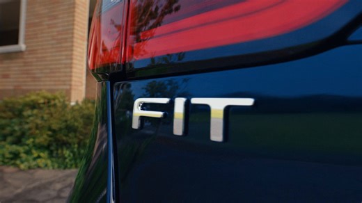 ／ #FIT に「RS」追加 デザイン、走りにさらに磨きを ＼ 「人に寄り添うクルマ」として好評をいただいているFITをマイナーモデルチェンジし、10/7に発売！ デザインにも磨きをかけたほか、走りの質にこだわる「RS」の追加や、e:HEVのモーター出力向上を行いました。 詳細は👉https://www.honda.co.jp/Fit/ | Honda 本田技研工業