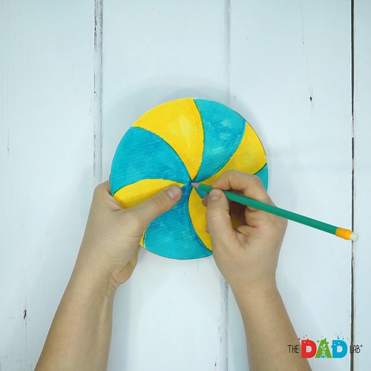 Paper spinners are a great way to teach kids about colour mixing theory, and they're pretty easy to make. You can make paper spinners within two minutes with just a few materials. Just give your children an opportunity to decorate spinners the way they like, and then start spinning them to see how all the colours blend together at high speed #TheDadLab #artandscience #simplecrafts | TheDadLab