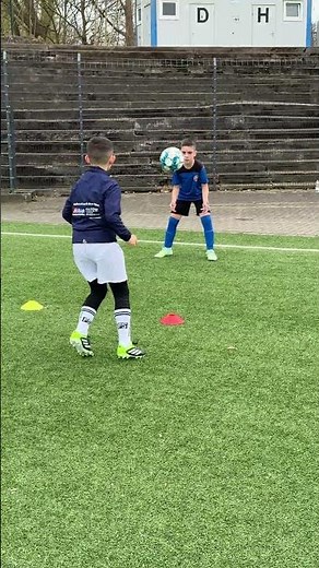 Jugendfussball Training Technik Ballgefühl. Immer dran bleiben Übung macht den Meister.