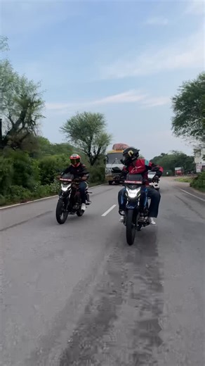 Hamza Murtaza on Instagram: "Yeh hai nayi Hero Glamour X 125 Xtec — feature itne diye hain ki lagta hai Hero ne pura NASA ka software daal diya 😎🚀 Ride-by-wire — matlab throttle itna smooth, jaise butter pe chal rahi ho! 🧈 Cruise control — ab traffic mein bhi feel aayegi highway wali! 😂 Full digital meter — sab dikhega, bas girlfriend ka message chhupa lena 😅 Aur mileage? Bhai, petrol pump wale bhi puchhte hain — ‘tu firse aa gaya?’ 😜⛽️ Style, comfort, aur tech — sab ek hi bike mein! 💪 #H